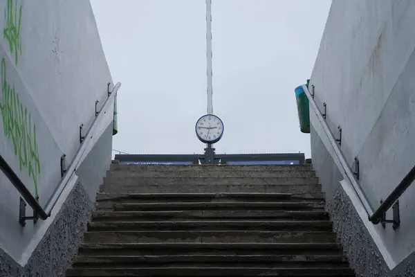 Üst kattaki tren istasyonunda saat.