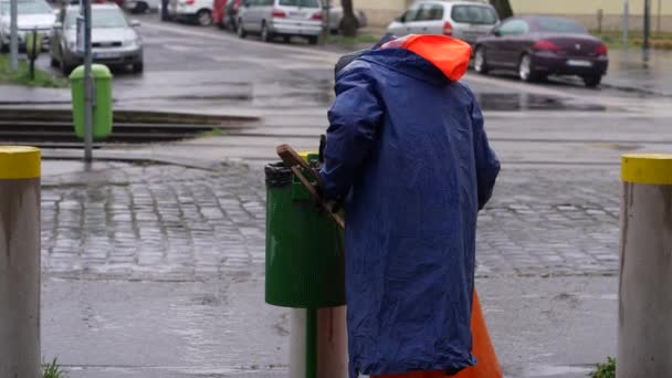 Street Cleaner Emptying Bin Rain — 图库视频影像