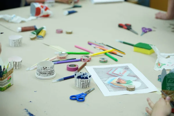 Masada duran renkli kalemler.