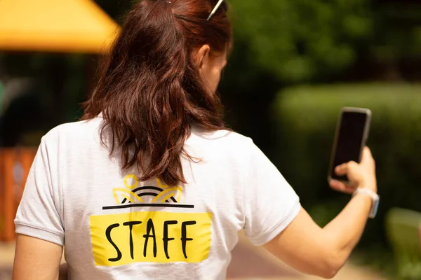 Çalışanlardan biri işte selfie çekiyor.