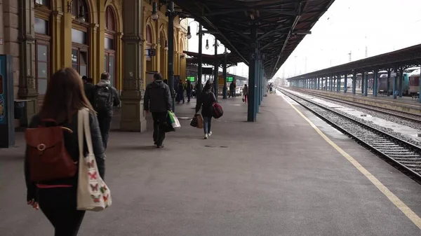 People Walking Railway Station Moody Day — Stock Photo, Image