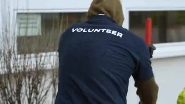 Volunteer Working Hoodies Shirt — Vídeos de Stock