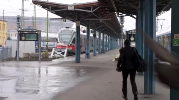 Man Running Catch His Train Rainy Weather — Vídeo de Stock