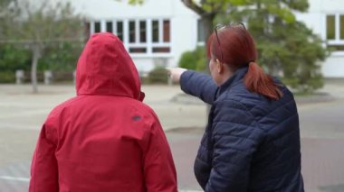 Supervisor telling a worker what to do