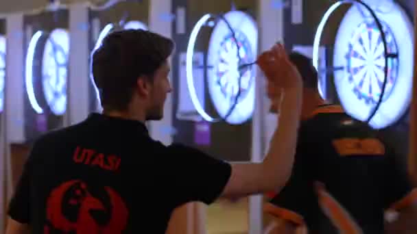 Dizzy Footage Zooming Darts Player Throwing Darts — Video Stock