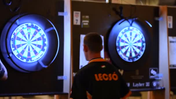 Darts Players Throwing Darts Taking Turns — Vídeo de Stock