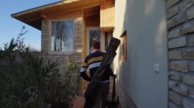 Balıkçılıktan dönen adam kapıyı açtı.