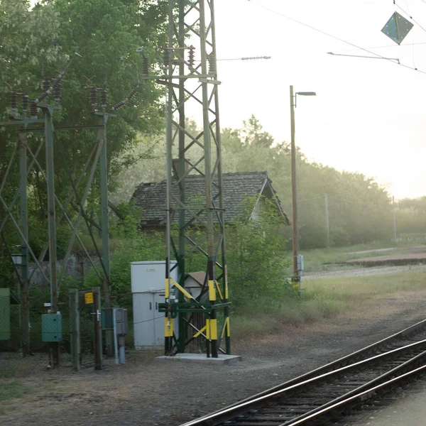 Tory Kolejowe Końcu Stacji Kolejowej Zachodzie Słońca — Zdjęcie stockowe