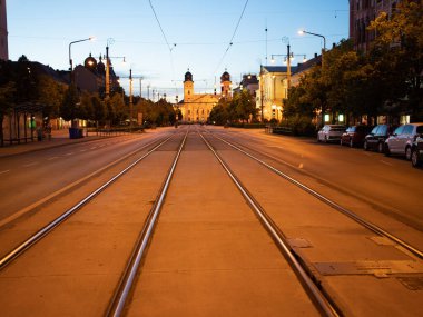 Şehir merkezinde bir çift iz var. Uzakta bir kilise var.
