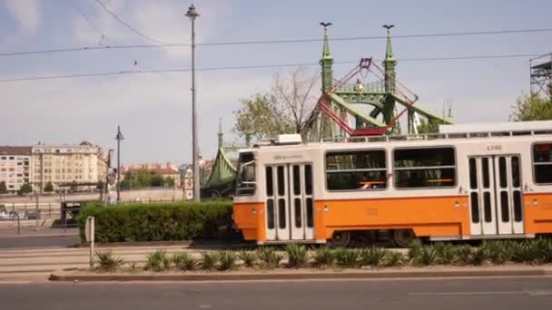 Tram Jaune Ralentissant Passant Devant Pont Vert — Video
