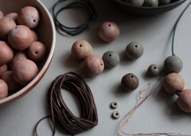 El yapımı seramik boncuklar ve kolye. El yapımı seramik.