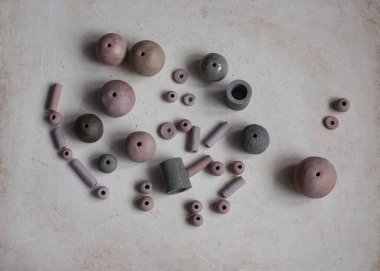 El yapımı seramik boncuklar ve kolye. El yapımı seramik.