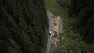 Bir karavanın hava görüntüsü, yüksek açıda kamp kurma, insansız hava aracı atışı. Yüksek kalite 4k görüntü