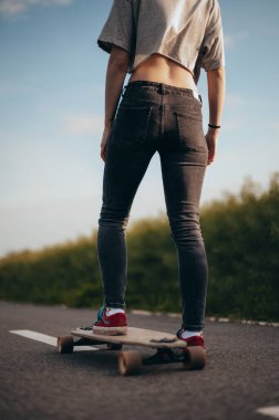 Kadın tek bacaklı bir uzun tahta üzerinde duruyor. Anonim fotoğrafçılık. Yüzü olmayan. Güneşli bir gün .