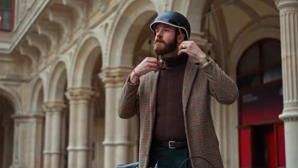 Il giovane uomo d'affari si mette il casco prima di andare in bicicletta. Viaggiare al lavoro. Sicurezza e trasporti ecologici — Video Stock