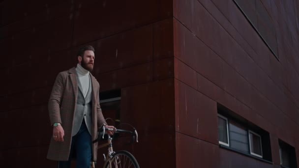 Jeune homme à vélo allant au travail.Trajet aller-retour au travail. Homme d'affaires créatif dans un secteur d'activité moderne. — Video
