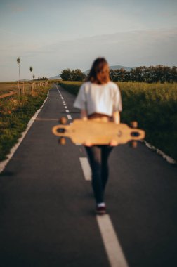 Arka plan, bayan kaykaycı odak dışı. anonim yaz posteri