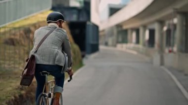 İş adamı bisikletle işe gidiyor. Çevre dostu ulaşım