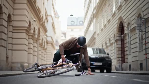 Accident de vélo en ville. Homme cycliste est tombé de vélo de route tout en faisant du vélo. Blessure au vélo, blessure au genou — Video
