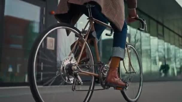 Midsectie Close-up beenschot van een zakenman met fiets pendelen naar het kantoor. Modern gebouw. Kopieerruimte — Stockvideo