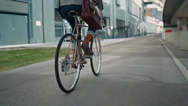 Ofise bisikletle gidip gelen bir iş adamının bacak çekimi. Modern bina. Kopyalama alanı — Stok video