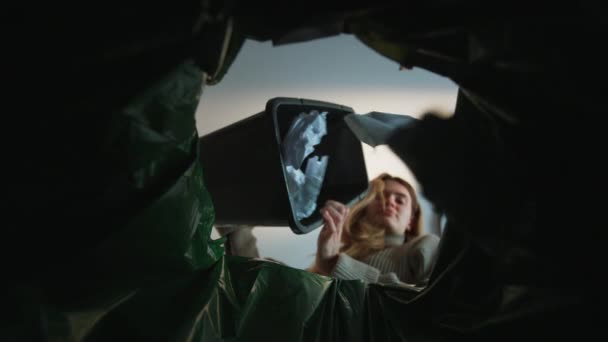 Žena vyhazuje papírové plýtvání do koše. Spodní pohled z odpadkového koše. Ekologický koncept. Recyklace — Stock video