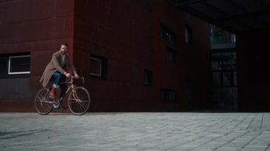  Yakışıklı adam bir bisikletin üzerinde durur. Packshot, copyspace, hipster, işçiler