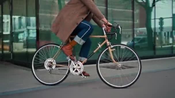 Stylový hipster jezdící na veteránském kole. sledovat kameru, střed záběru — Stock video