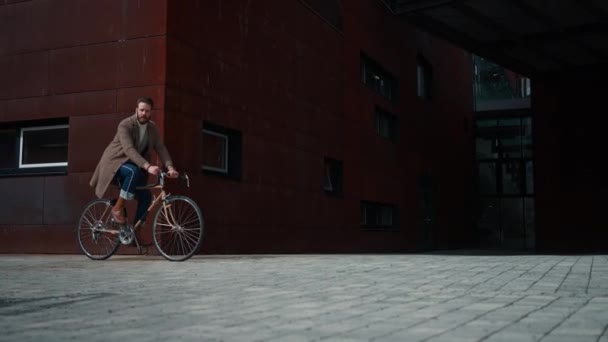 Stylový pohledný muž se zastaví na kole. Packshot, copyspace, hipster, worker — Stock video