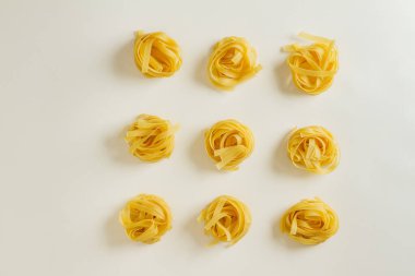 Beyaz arka plan üzerinde farklı makarna ile düz döşeme kompozisyon, metin için alan