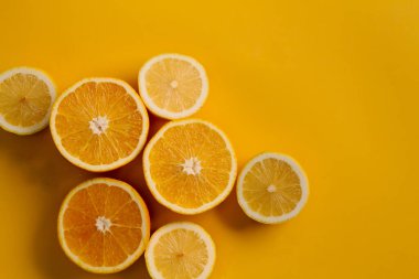 Düz manzaralı, sarı arka planda taze portakal dilimleri