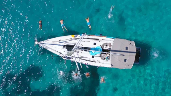 Top view of young friends jumping from sailboat. Yachting. Sail boat party day. Summer luxury boat trip — Stock Photo, Image