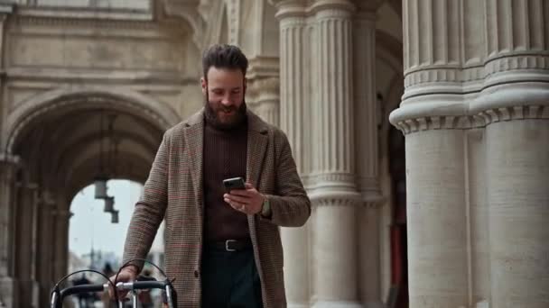 Jeune homme utilisant un smartphone avec application mobile. Homme d'affaires créatif dans un domaine d'activité. — Video