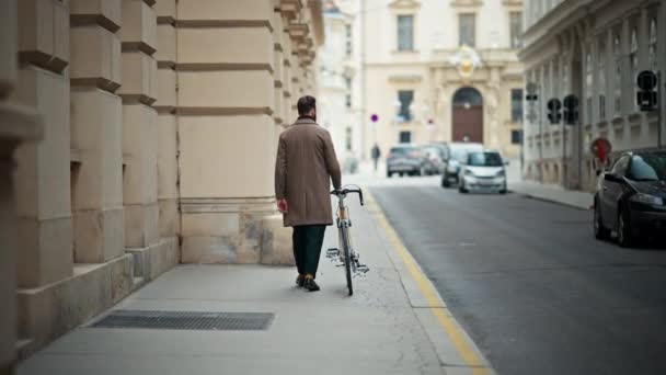 Giovane Business Manager andare a lavorare in bicicletta. Trasporti ecologici. — Video Stock