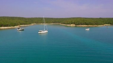 Bir körfeze demir atan tekneler. 4K İHA atışı