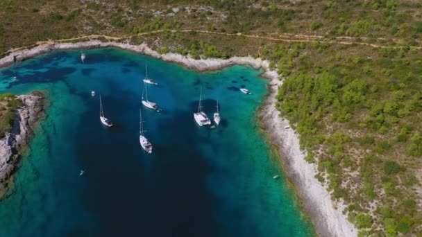 Hermosa bahía con velero. Vacaciones, viajes y concepto de estilo de vida activo — Vídeo de stock