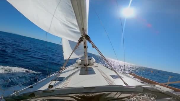Vitorlás hajó a nyílt tengeren. Sport tevékenység és nyaralás koncepció. — Stock videók