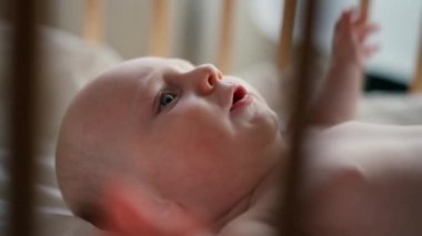 Kameraya gülümseyen, tatlı, causian bir oğlan çocuğu oyuncağa bakar ve çok sevinir. dikey video