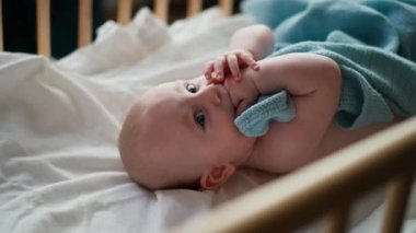 Küçük tatlı bir Causian oğlan, kameraya gülümsüyor, bebek sırt üstü yatıyor.. 