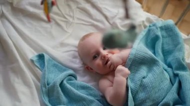 Sevimli bebek oğlan, kameraya gülümsüyor.