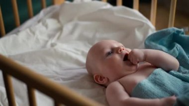 Küçük tatlı Causian oğlan, oğlan yemek istiyor. Elini ağzına koyuyor.