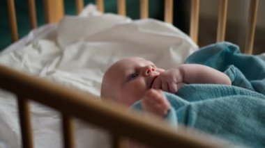  Yavru bebek evdeki çocuk odasında beşiğinde emekliyor..
