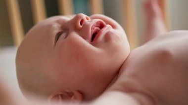 Bebek çocuk ağlıyor, başka tarafa bakıyor.. 
