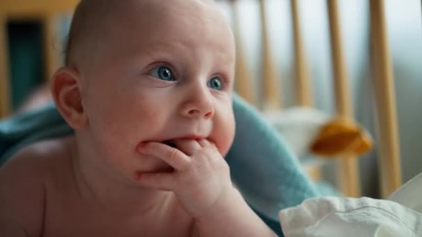 Søt, kravlende baby med blå øyne. – stockvideo