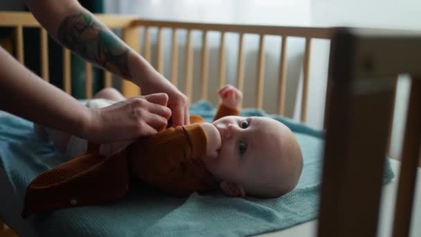 A mãe a trocar fraldas de bebé. 5 meses criança — Vídeo de Stock