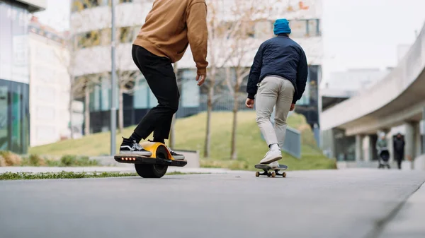 Καβαλάρηδες με ηλεκτρικά skateboards βόλτα στα πεζοδρόμια. Αντιγραφή χώρου. — Φωτογραφία Αρχείου