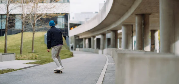 在城市背景的滑板上，主动滑板男孩平衡的肖像。横幅复制空间。在户外滑板上活动的重点滑板. — 图库照片
