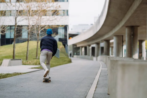 Ο νεαρός πατινέρ κάνει σκέιτμπορντ. skateboarding πόλη εξωτερική. Χώρος αντιγραφής banner — Φωτογραφία Αρχείου