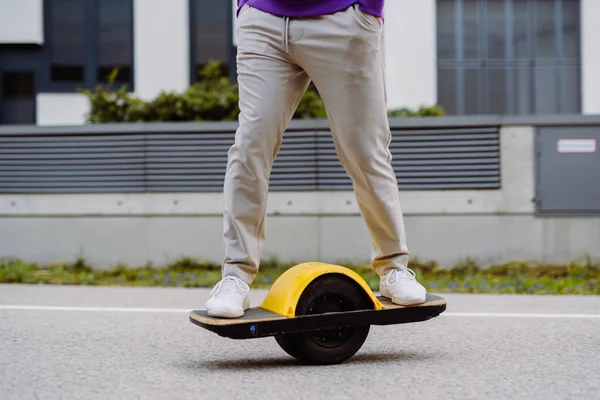 Plan rapproché de la jambe d'un patineur avec skateboard électrique. Espace de copie — Photo