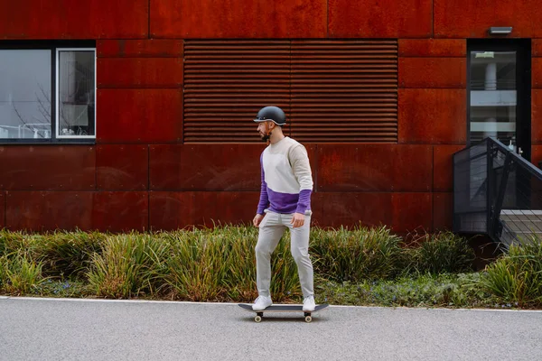 Portretul unui tânăr chipeş cu skateboard. Urban Industrial background Fotografie de stoc